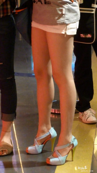 ��ɫ����ȹ��𪳤����Ů[MP4/88MB]